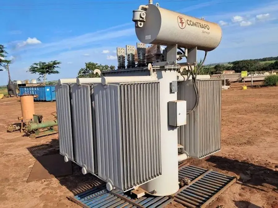 Transformador de força em pátio industrial