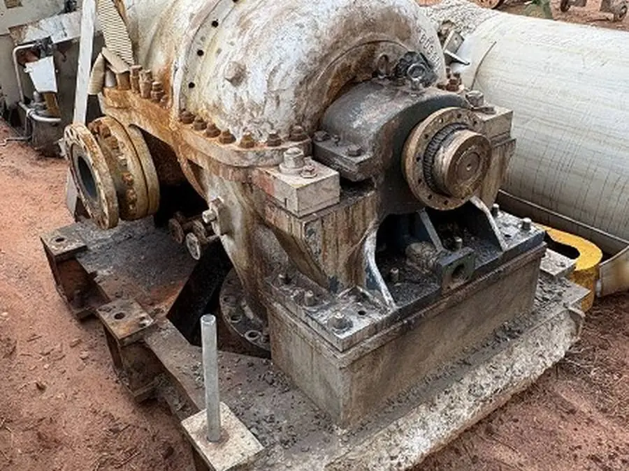 Conjunto de turbina a vapor com redutor sobre base