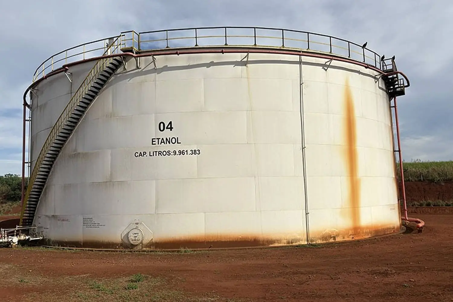 Tanque de armazenagem de etanol em usina sucroalcooleira